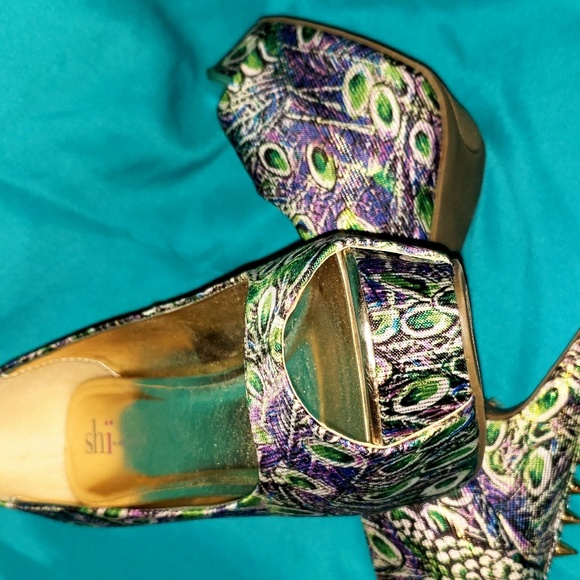 Shoes - Picture 2 of 8